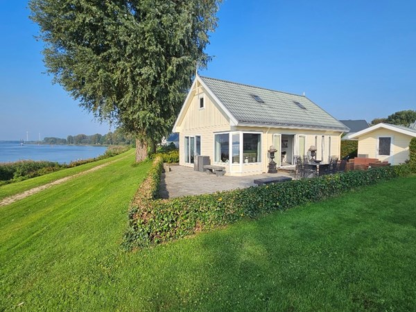 Te koop: Luxe en ruime recreatiechalet gelegen op een prachtig chaletpark direct aan de rivier de Oude Maas.
